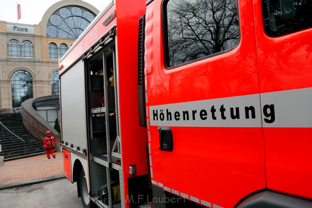 Einsatz BF Flora Botanischer Garten Mobile Arbeitsbuehne in Schraeglage P11.JPG